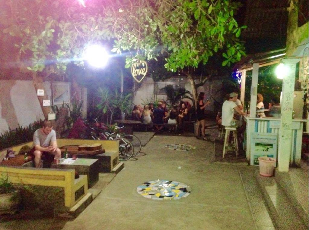 Good For Ya Knee Hostel & Bungalows (Adults Only) Gili Trawangan Dış mekan fotoğraf