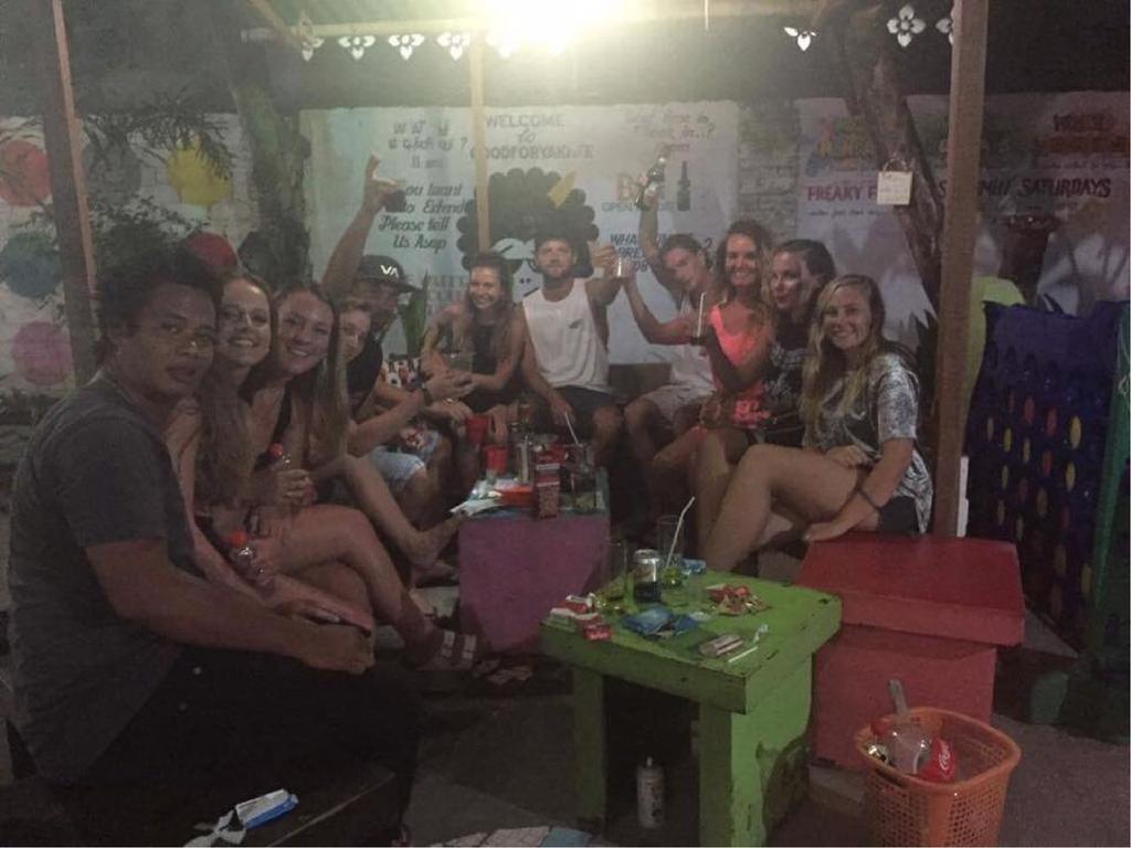 Good For Ya Knee Hostel & Bungalows (Adults Only) Gili Trawangan Dış mekan fotoğraf